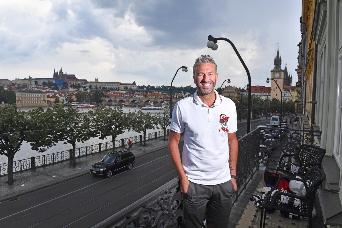 Petr Nedvěd na balkónu svého pražského bytu na Smetanově nábřeží