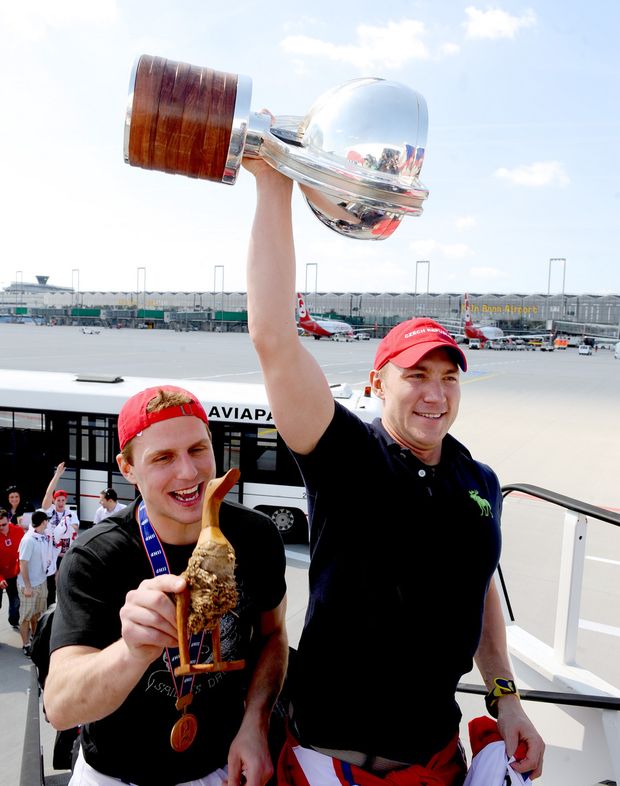 Odlet z Německa - Petr Vampola (vlevo) a Karel Rachůnek nastupují do letadla Odlet z Německa - Petr Vampola (vlevo) a Karel Rachůnek nastupují do letadla