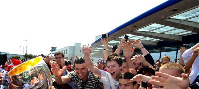 Kapitán Tomáš Rolinek ukazuje nadšeným fanouškům pohár