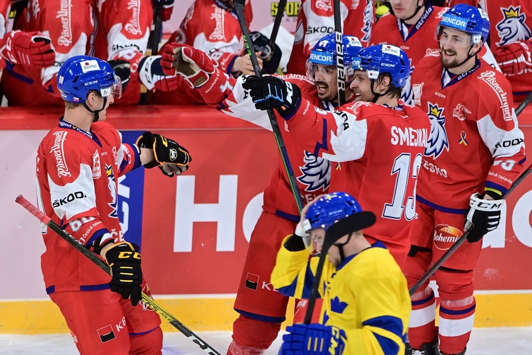 Čeští hokejisté se radují z gólu obránce Davida Skleničky (vlevo)