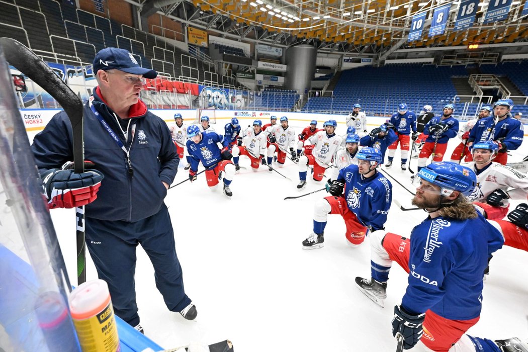Trenér hokejové reprezentace Kari Jalonen domlouvá českým hokejistům na tréninku