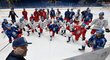 Čeští hokejisté sledují jednoho z asistentů trenéra Fredrika Norrenu při tréninku