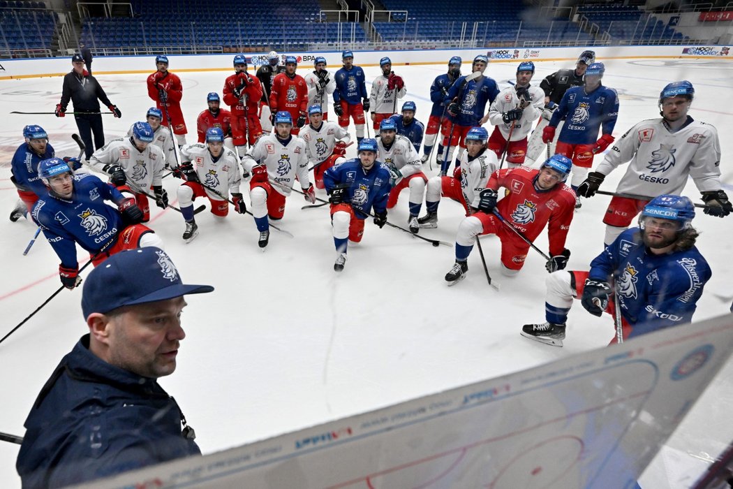 Čeští hokejisté sledují jednoho z asistentů trenéra Fredrika Norrenu při tréninku