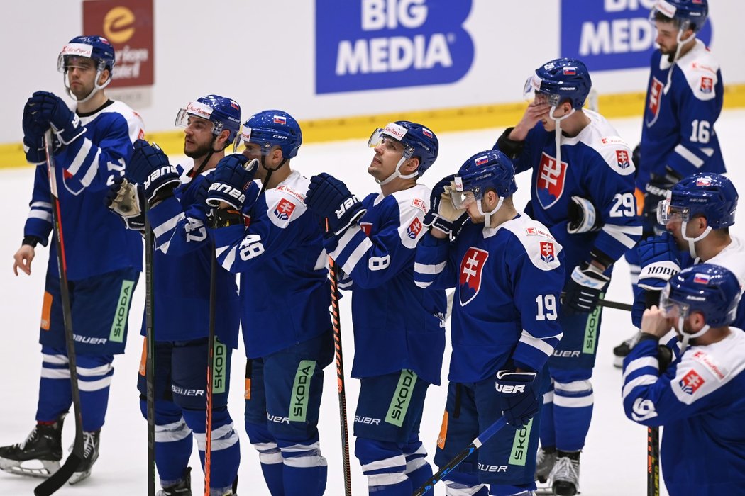 Slovenští hokejisté smutní po porážce v duelu proti Česku