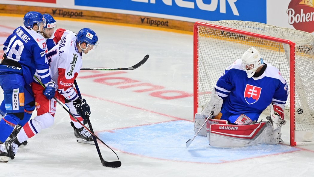 Český útočník Adam Musil překonává brankáře Branislava Konráda