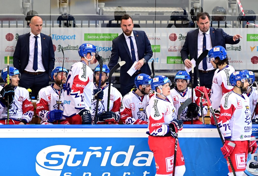 Čeští trenéři Filip Pešán (uprostřed), Martin Straka (vlevo) a Jaroslav Špaček (vpravo) na střídačce národního týmu