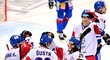Čeští hokejisté se radují z gólu obránce Andreje Šustra