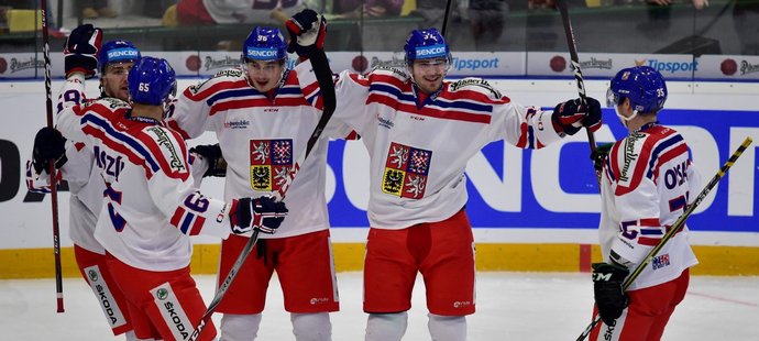 Čeští hokejisté se radují ze vstřelené branky Martina Kauta (vpravo uprostřed)