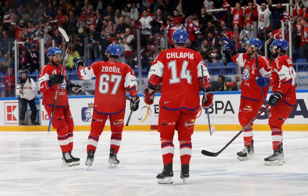 Čeští hokejisté oslavují gól obránce Michala Kempného (vlevo)