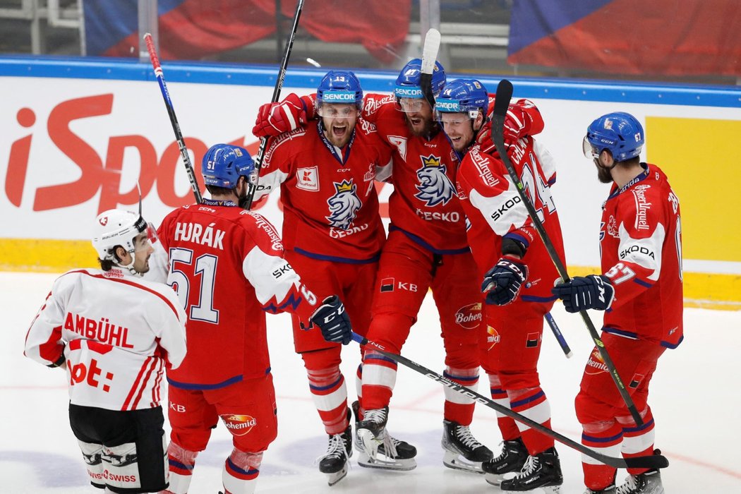 Čeští hokejisté oslavují trefu útočníka Jiřího Smejkala (vlevo uprostřed)