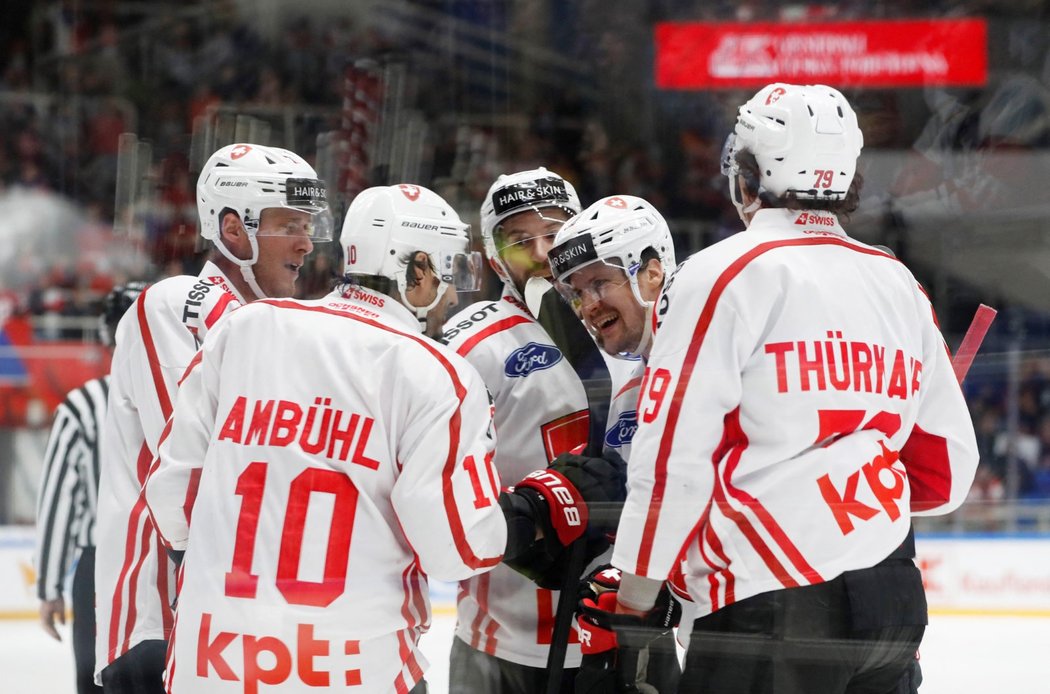 Švýcarští hokejisté se radují z gólu v utkání proti Česku
