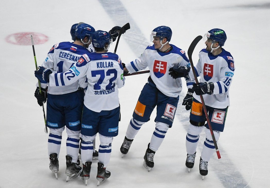 Slovenští hokejisté se radují z gólu obránce Petera Čerešňáka (vlevo)