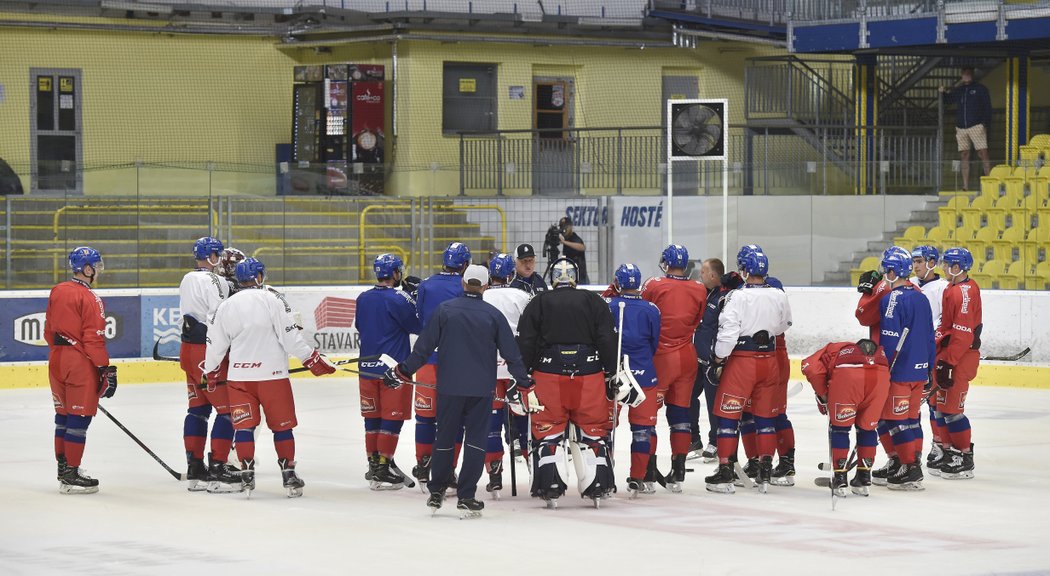 Hlavní trenér Miloš Říha (uprostřed čelem) hovoří k hráčům na prvním tréninku české hokejové reprezentace.