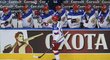Hokejisté Ruska oslavují gól do sítě Finska ve finále mistrovství světa
