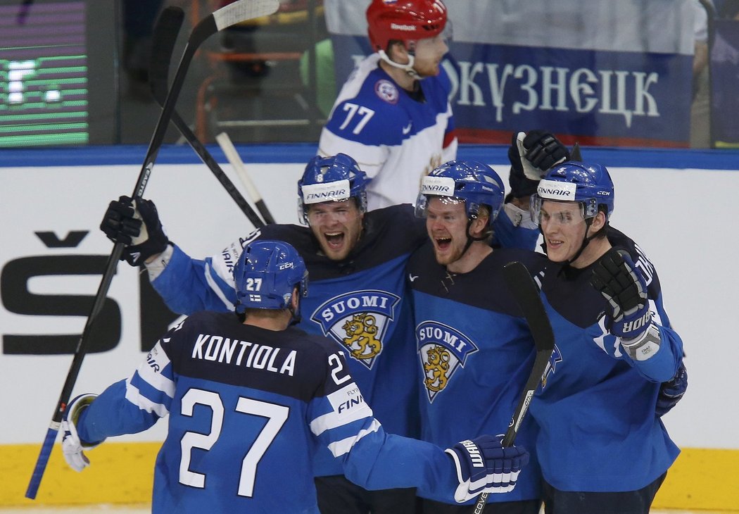 Hokejisté Finska se radují z vyrovnávacího gólu na 1:1 proti Rusku