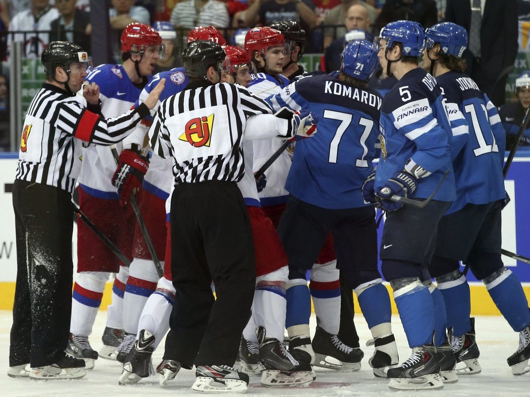 Na ledě se strhla menší potyčka mezi hokejisty Ruska a Finska