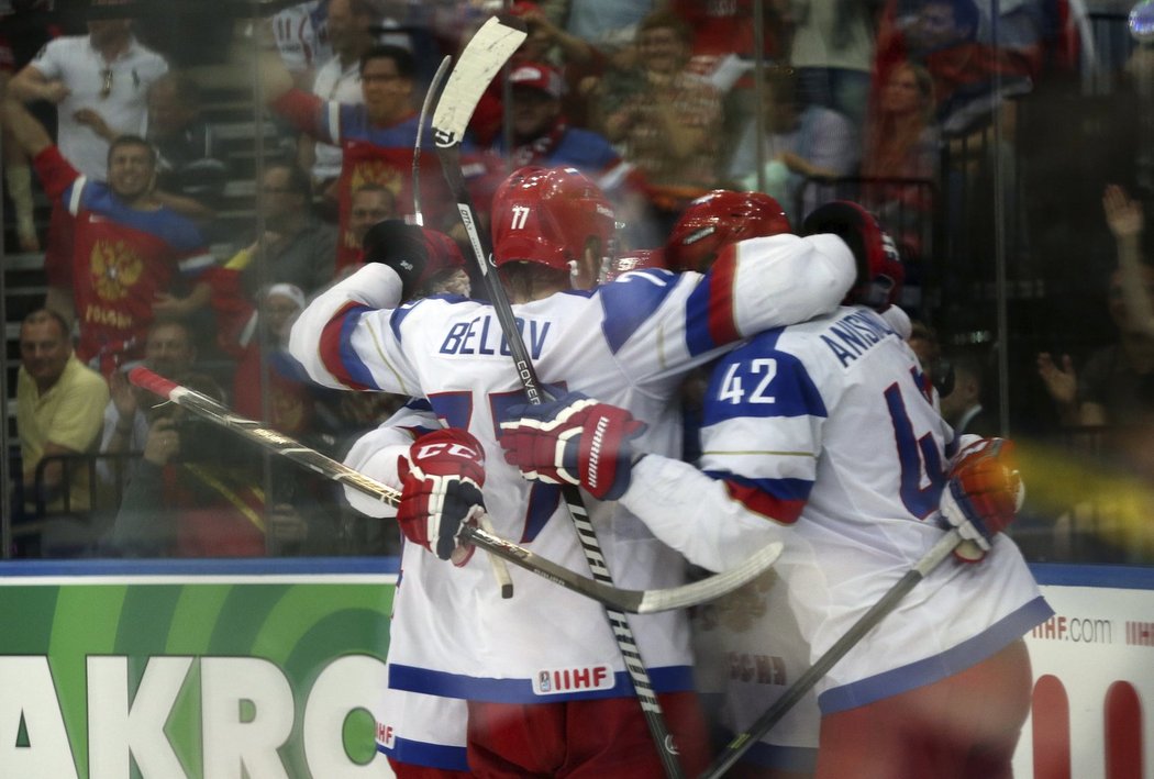 Hokejisté Ruska se radují ze vstřeleného gólu do sítě Finska