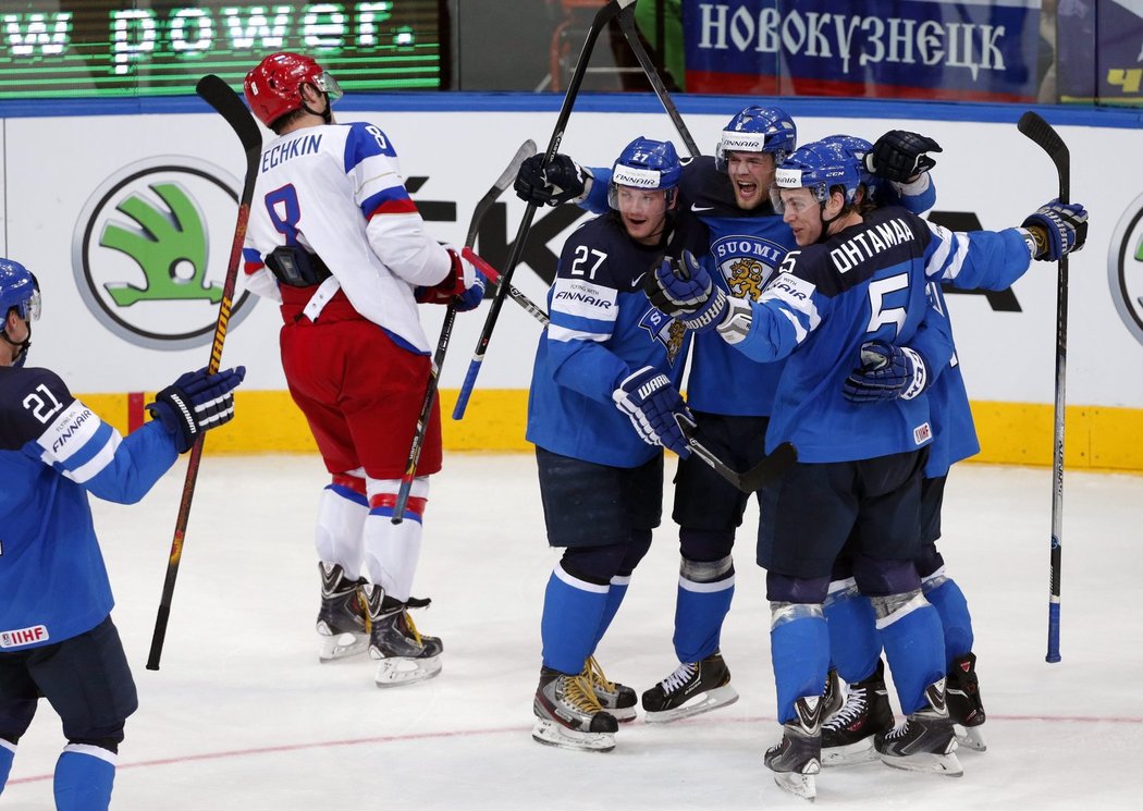 Hokejisté Finska se radují z gólu do sítě Ruska ve finále mistrovství světa v Minsku