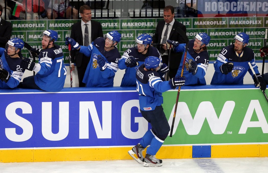 Hokejisté Finska oslavují gól ve finále mistrovství světa v Minsku