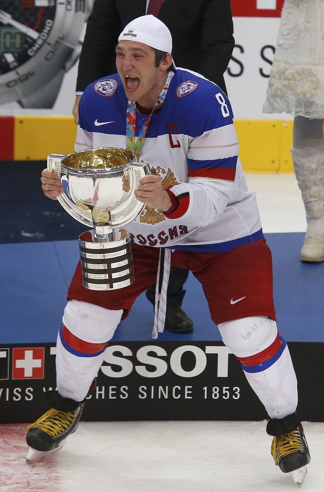 Ruský kapitán Ovečkin s pohárem pro vítěze mistrovství světa v Minsku