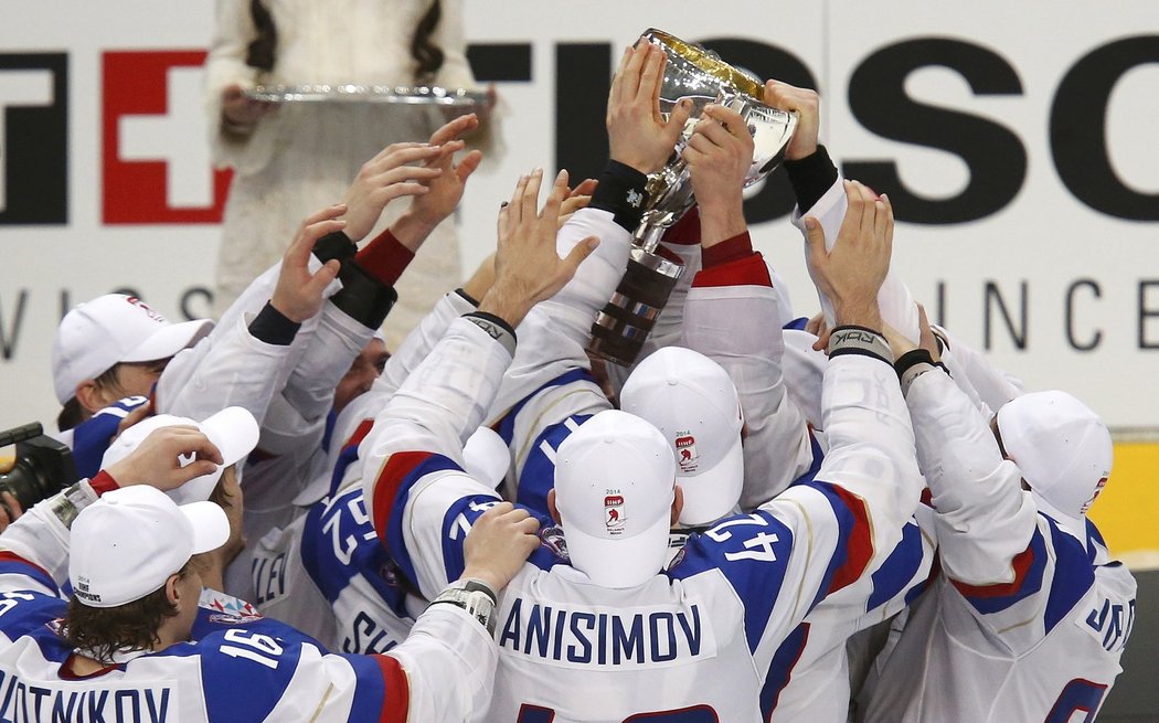 Hokejisté Ruska slaví s pohárem zisk zlatých medailí z mistrovství světa v Minsku