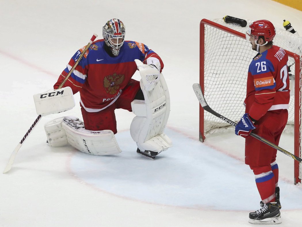 Zklamaní hokejisté Ruska po inkasovaném gólu od Finů