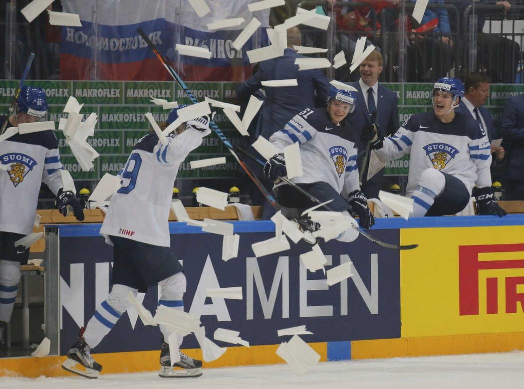 Hokejisté Finska oslavují postup do finále MS