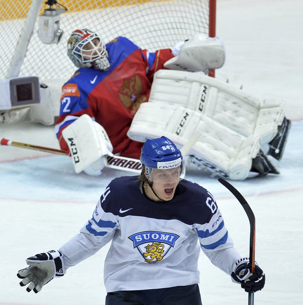 Mikael Granlund oslavuje gól do sítě Ruska