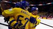Švédští hokejisté se radují z gólu v utkání s Ruskem