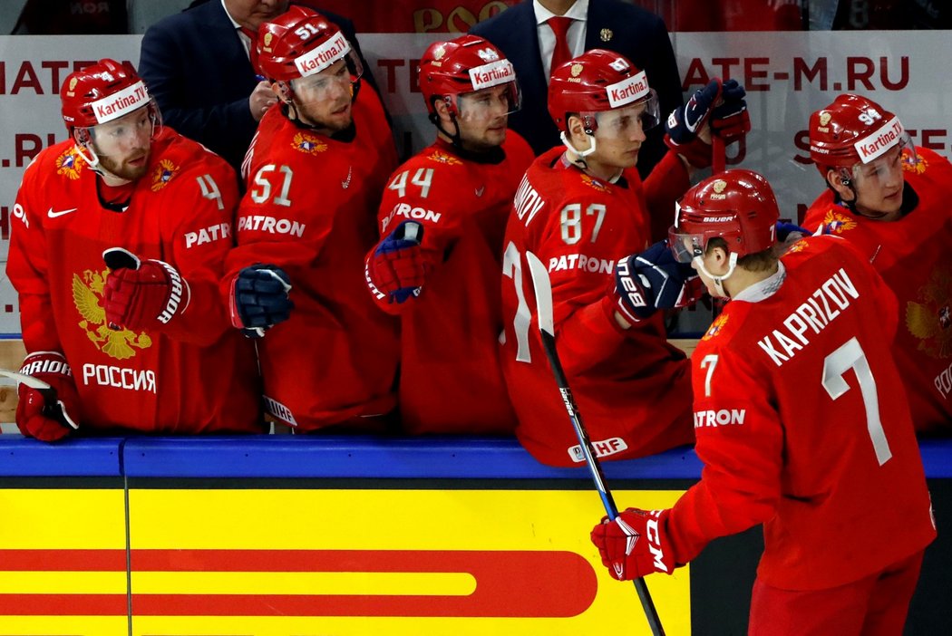 Hokejisté Ruska oslavují gól do sítě Švédska