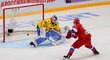 Nikita Gusev překonává švédského brankáře na turnaji Channel One Cup v Moskvě