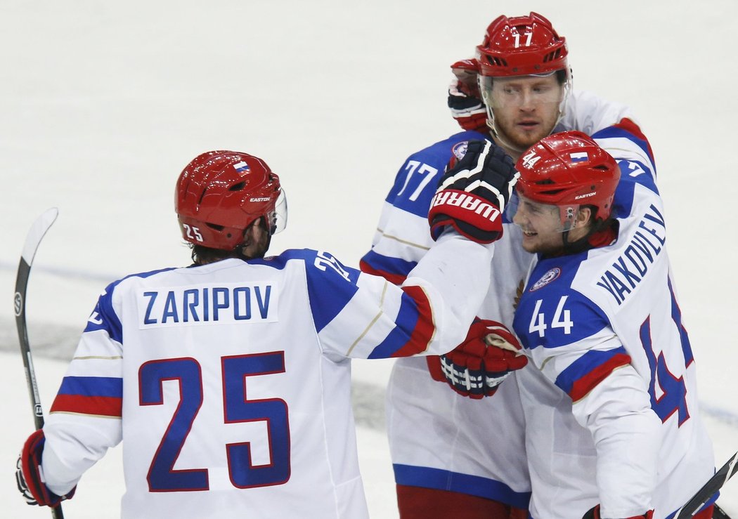 Hokejisté Ruska se radují z jednoho ze tří gólů