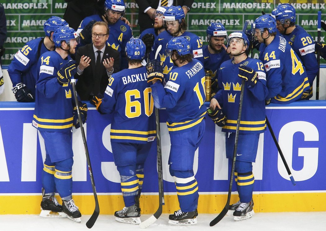 Hokejisté Švédska se radí před koncem semifinále proti Rusku