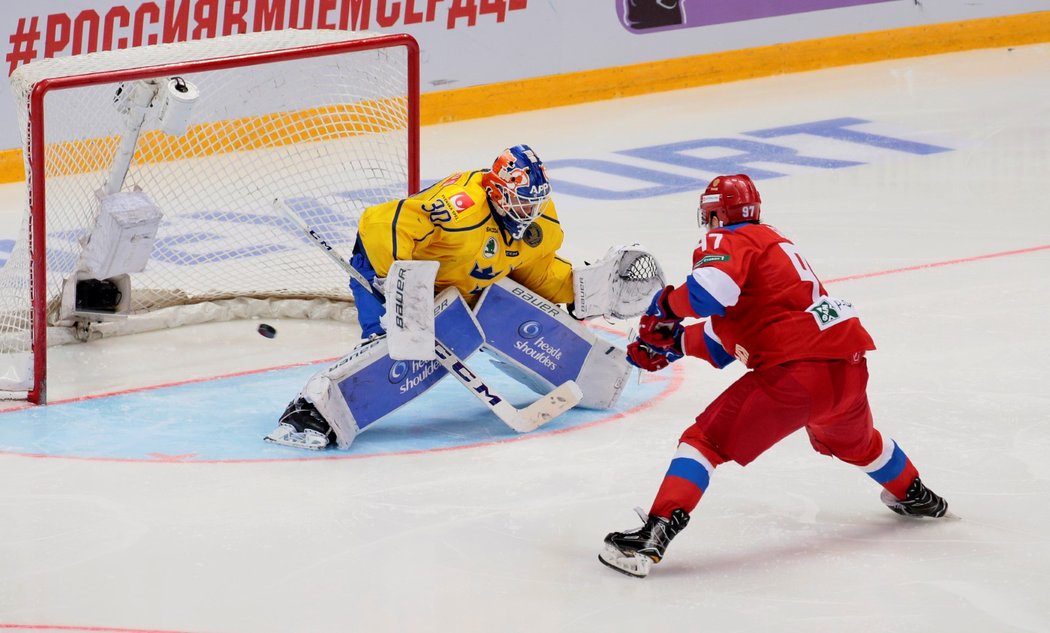 Nikita Gusev překonává švédského brankáře na turnaji Channel One Cup v Moskvě