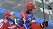 Artěmij Panarin s Vadimem Šipačjovem se radují z pátého gólu v brance Američanů