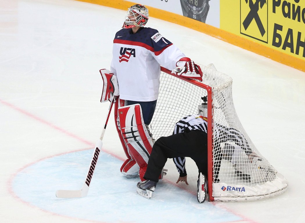 Americký brankář Keith Kinkaid neměl proti Mozjakinovi příliš šanci.