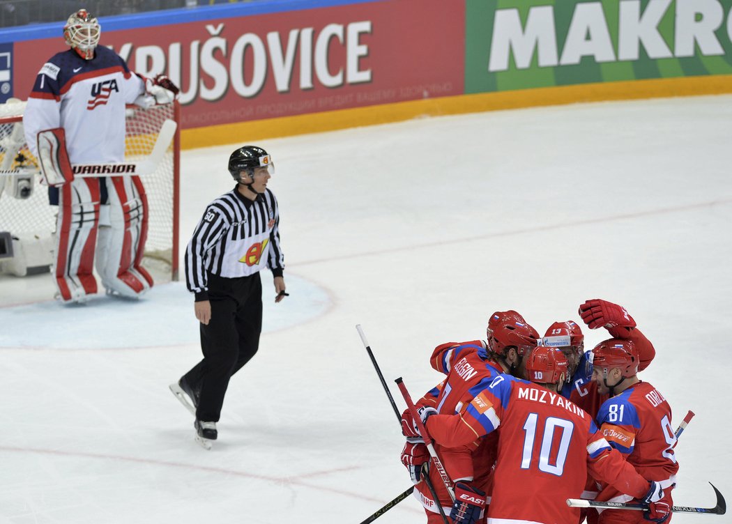 Brankář Keith Kinkaid sleduje slavící ruské hráče.