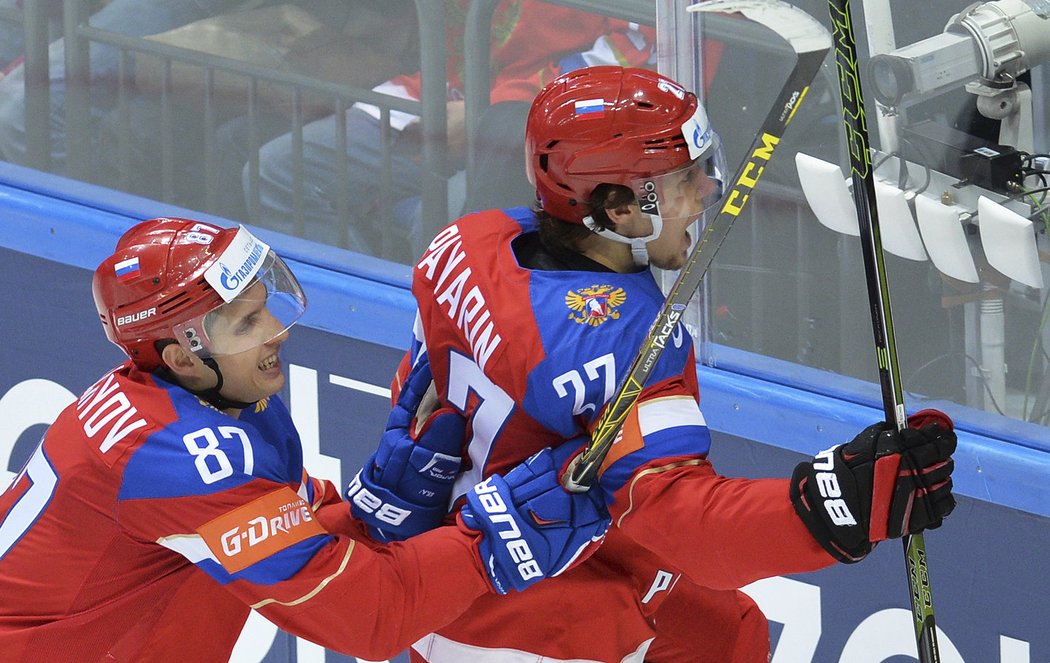 Artěmij Panarin s Vadimem Šipačjovem se radují z pátého gólu v brance Američanů