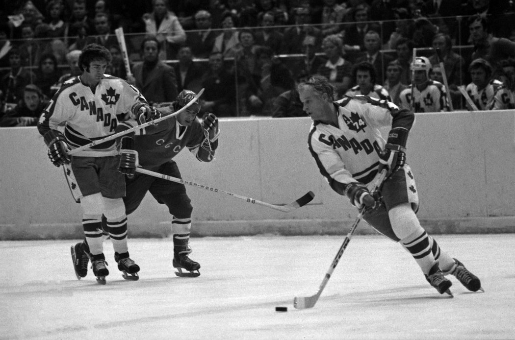 V roce 1972 vůbec poprvé v dějinách dala NHL povolení k účasti svým největším hvězdám na mezinárodní akci. O to pikantnější bylo, že se tak stalo proti SSSR, největšímu ideologickému a hokejovému nepříteli