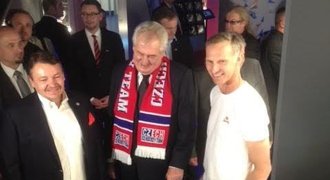 Prezident Zeman navštívil hokejovou Síň slávy. Nádhera, řekl