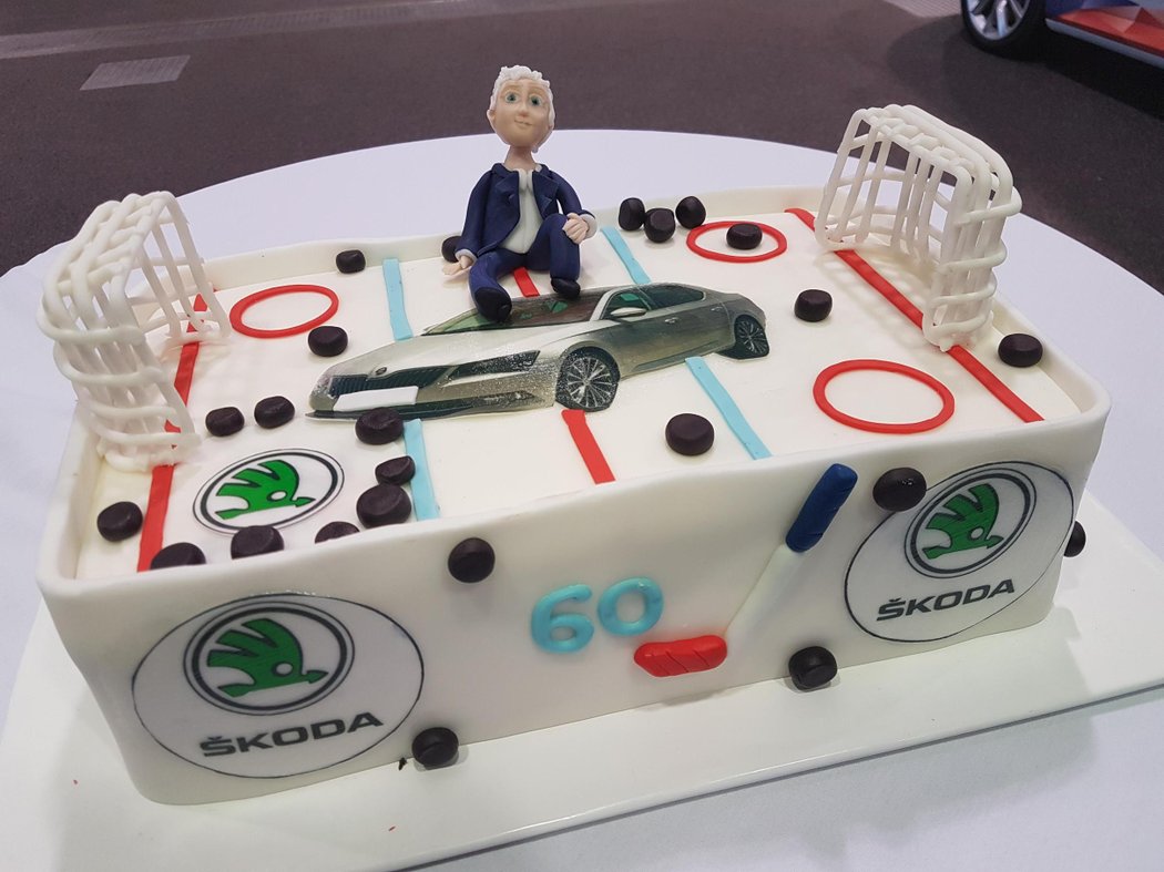 Vedle nového auta dostal český reprezentační trenér Miloš Říha od Škoda Auto také dort k 60. narozeninám