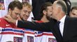 Šéftrenér hokejového svazu Slavomír Lener žertuje s Davidem Pastrňákem při týmovém focení na MS v Moskvě