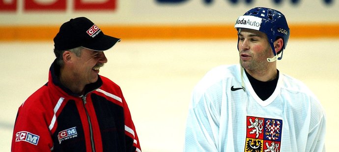 Slavomír Lener s Jaromírem Jágrem na tréninku při domácím mistrovství světa v Praze v roce 2004