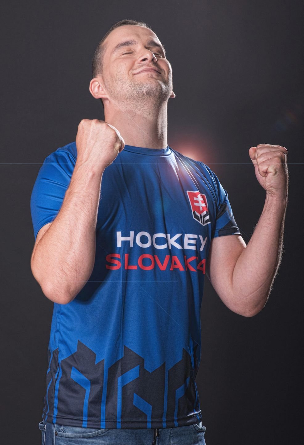 Motivy nového úboru slovenské hokejové reprezentace jsou vztyčené hokejky