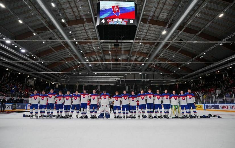 Slovenští junioři si užívají státní hymnu po výhře nad Norskem