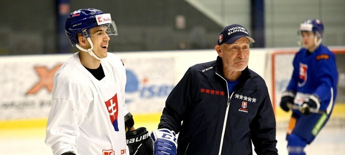 Trenér slovenské hokejové reprezentace Craig Ramsay s útočníkem Marošem Jedličkou