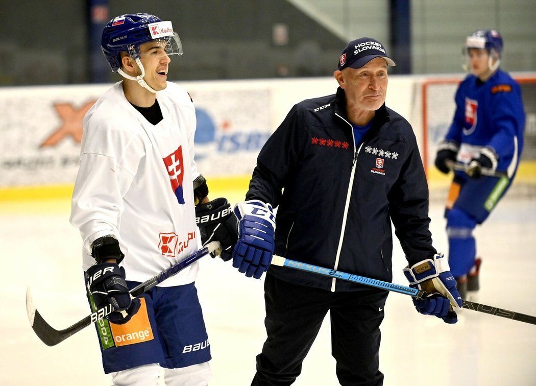 Trenér slovenské hokejové reprezentace Craig Ramsay s útočníkem Marošem Jedličkou