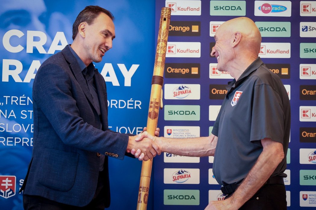 Trenér slovenské reprezentace Craig Ramsay přebírá od Miroslava Šatana tradiční fujaru