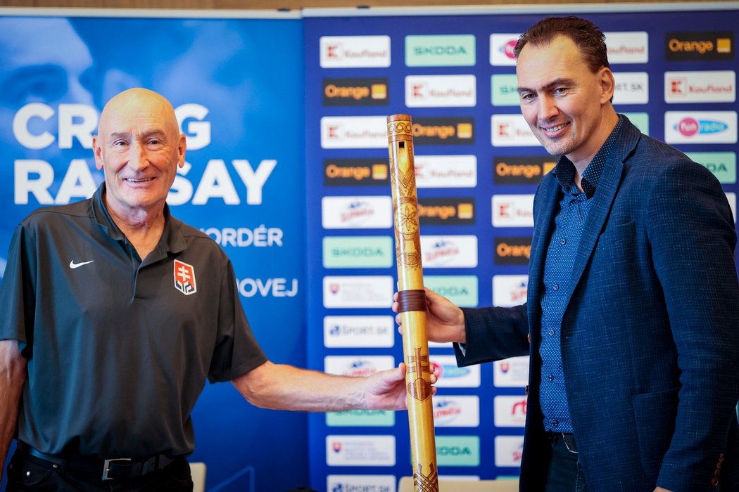 Generální manažer slovenské reprezentace Miroslav Šatan předává kouči Craigu Ramsaymu tradiční fujaru