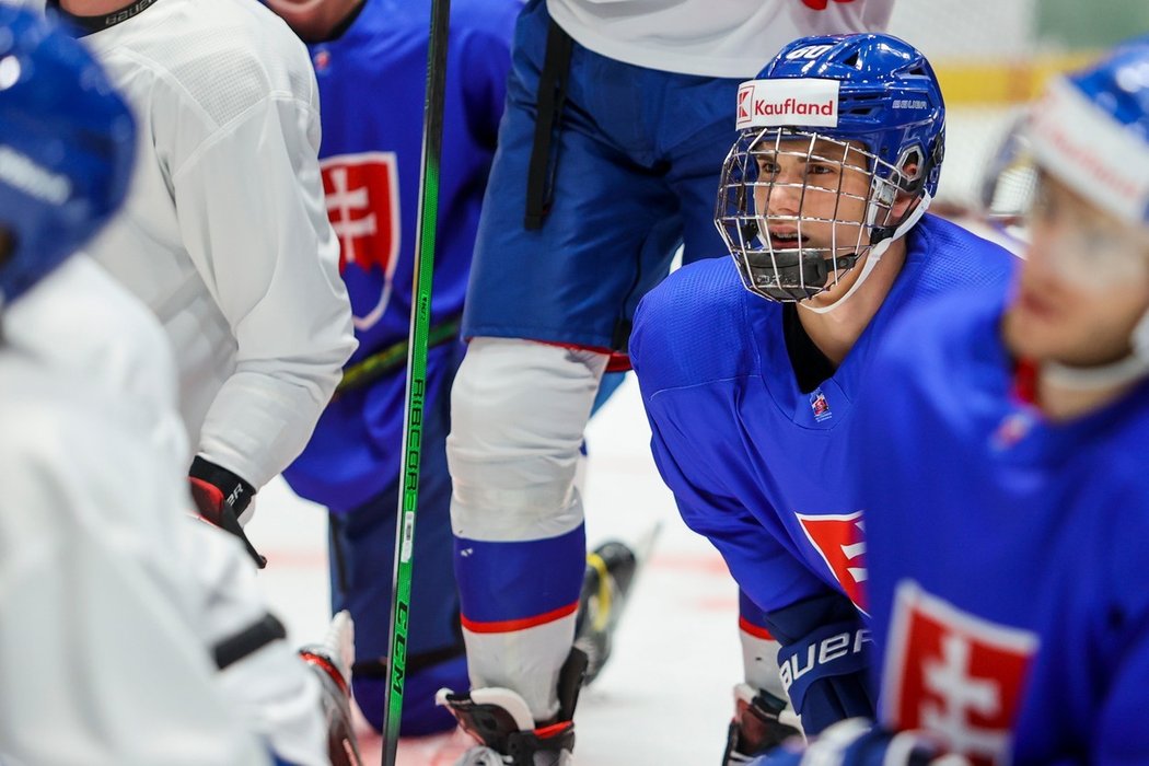 Talentovaný útočník Juraj Slafkovský na tréninku slovenské hokejové reprezentace